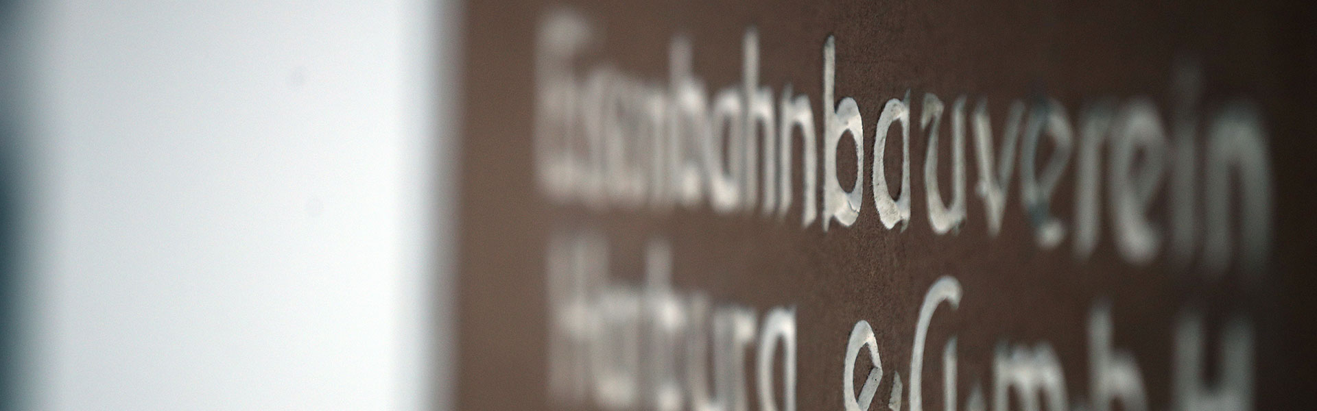 Schriftzug Einsenbahnbauverein auf einer Tafel