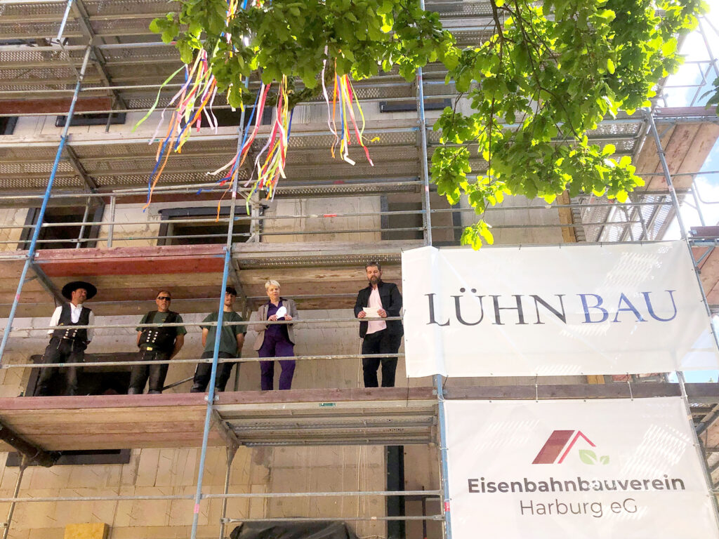 Bild vom EBV Vorstand (Heike Mönning, Christian Sachse) mit den Zimmerleuten auf dem Baugerüst