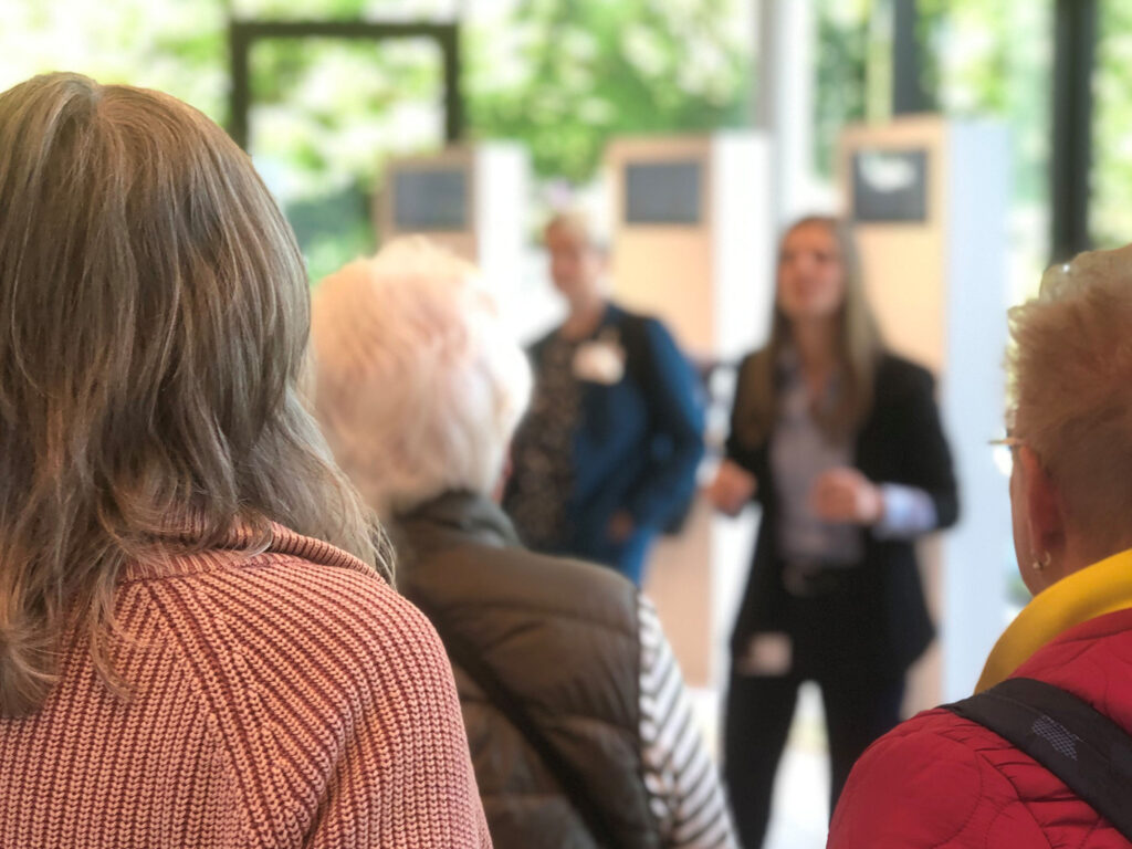 EBV Vertreter:innen bei einer Führung durch die Ausstellung der Firma CLAGE GmbH