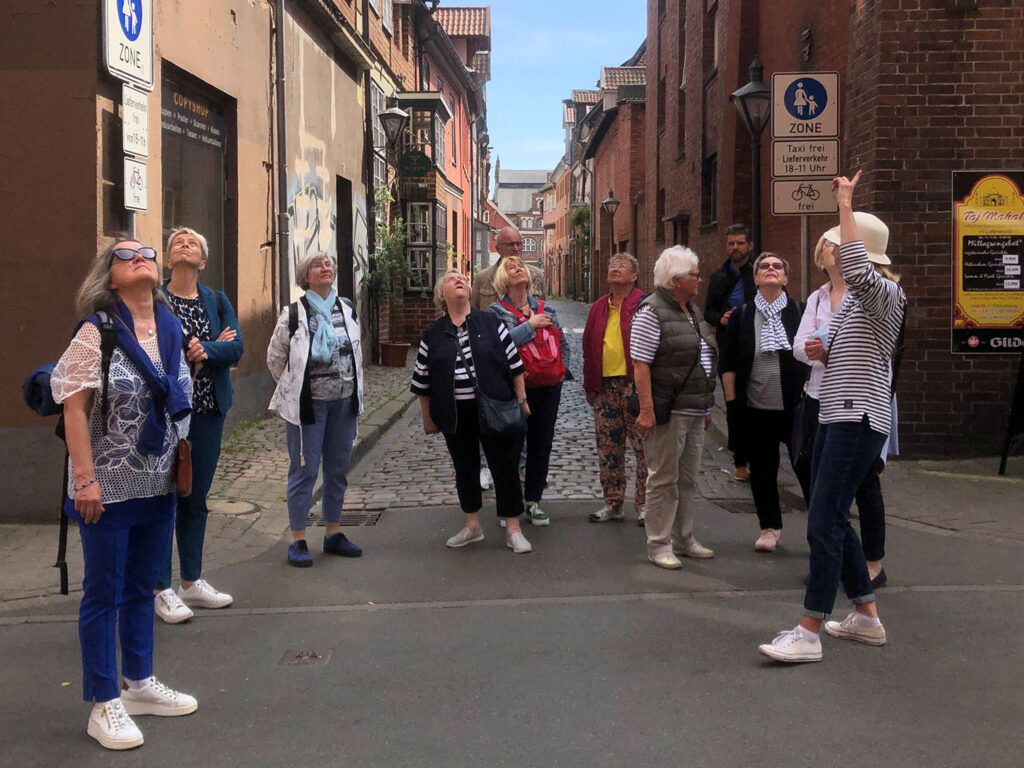 Vertreter:innen der EBV bei einem Stadtrundgang durch Lüneburg
